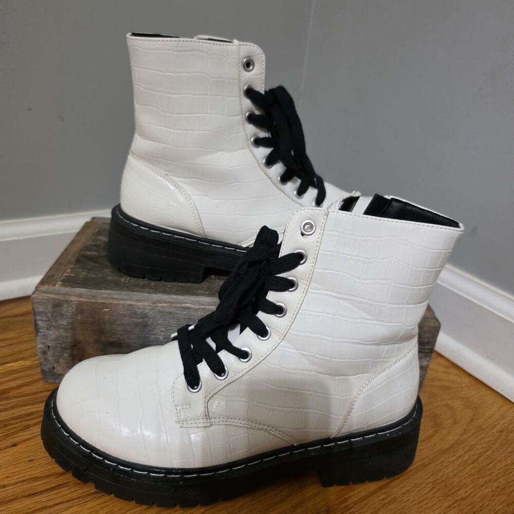 White Faux Croc Combat Boots Platform Lug Sole WMS 7.5W